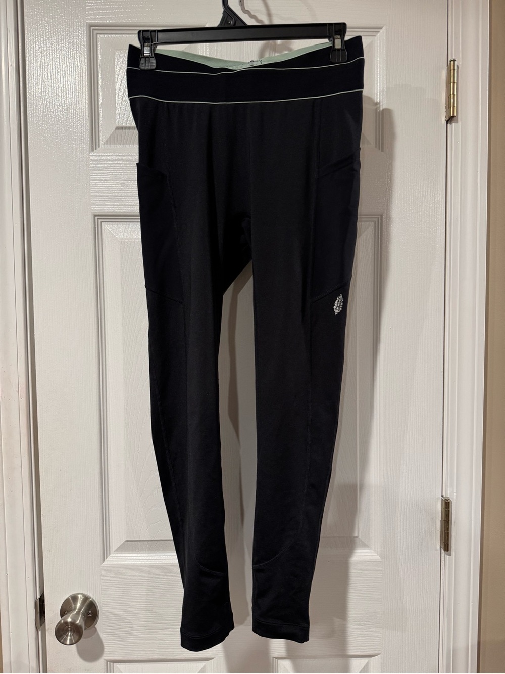 Free people MVMT Black Athletic Leggings with Side Pockets size small 13.5”